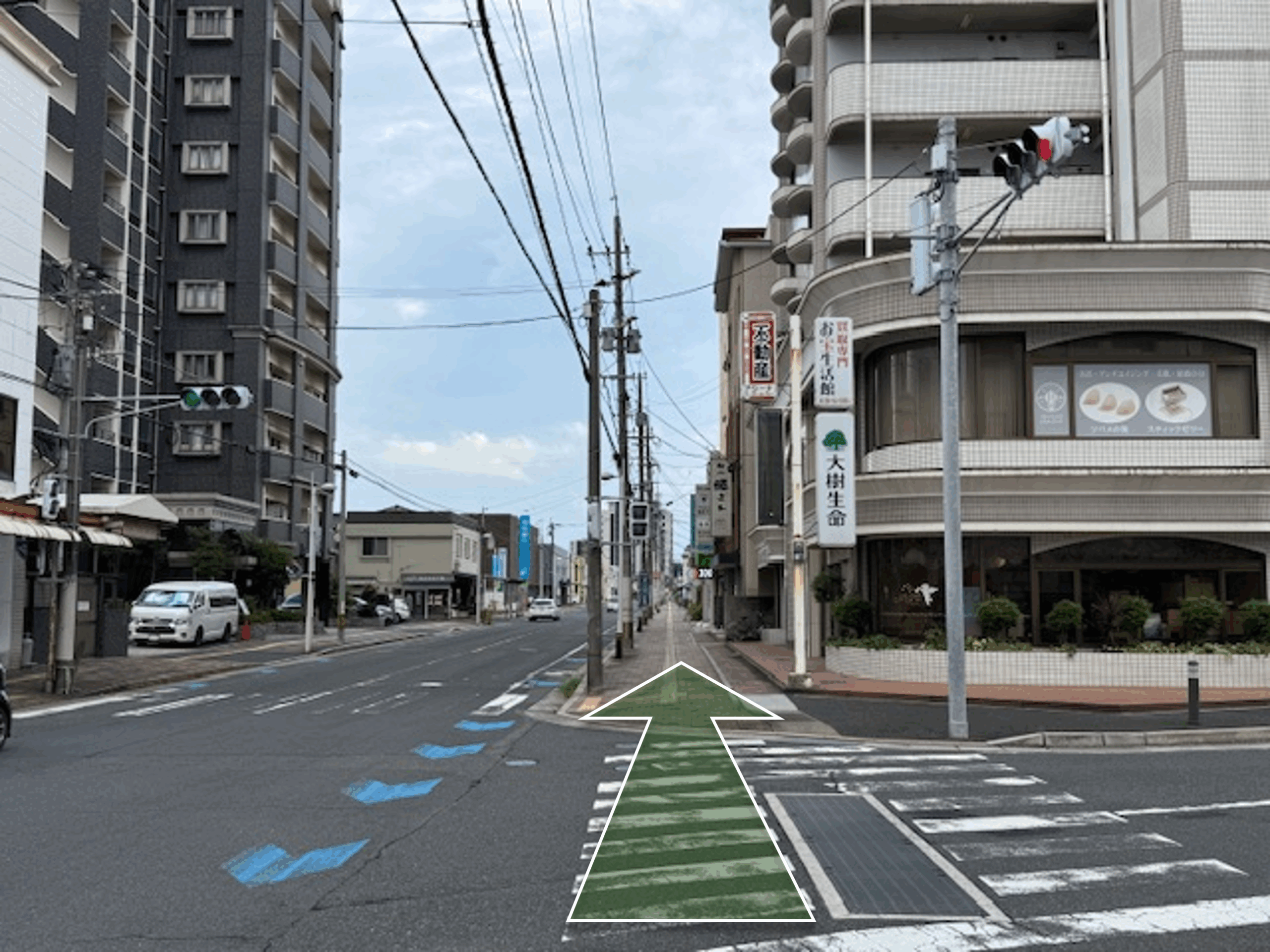 ルート4：大きな交差点を渡り商店街方面へ直進